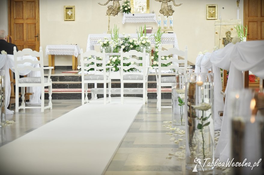 Białe krzesła biały klęcznik wypożyczenia na ślub dekoracja koscioła