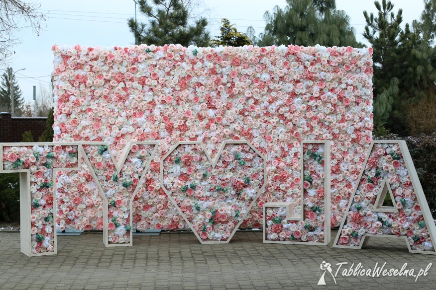 Ścianka kwiatowa. Napis kwiatowy LOVE. Łuk kwiatowy. Flower wall.