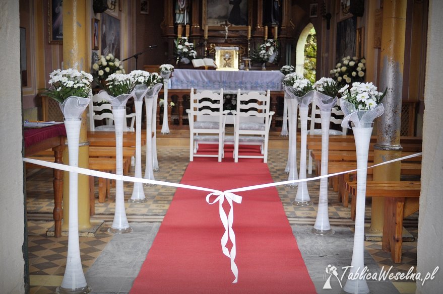 Białe krzesła biały klęcznik wypożyczenia na ślub dekoracja koscioła