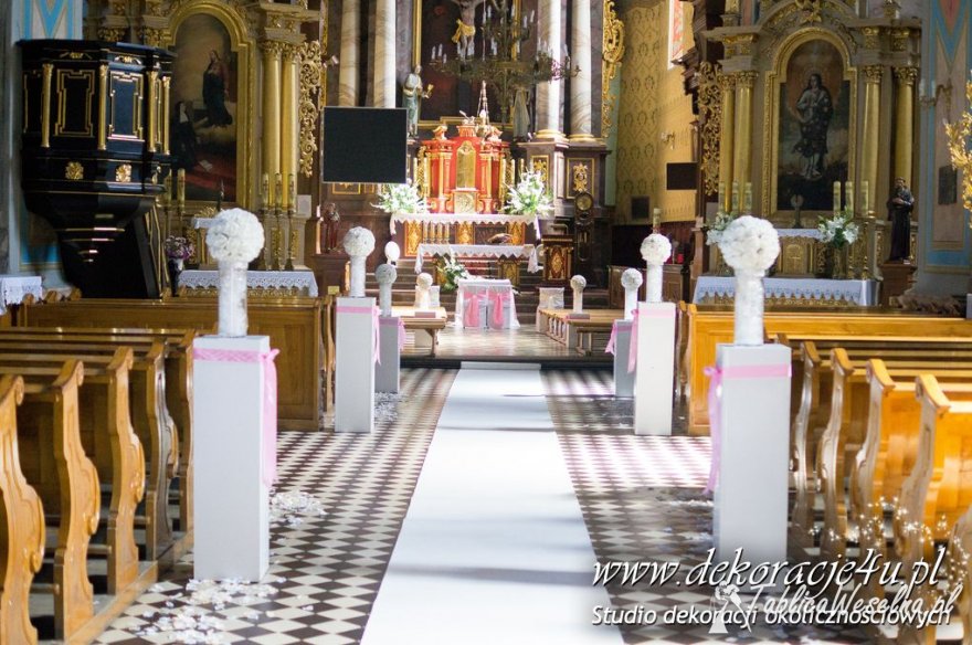 ﻿Wspaniałe i delikatne dekoracje kościoła na ślub