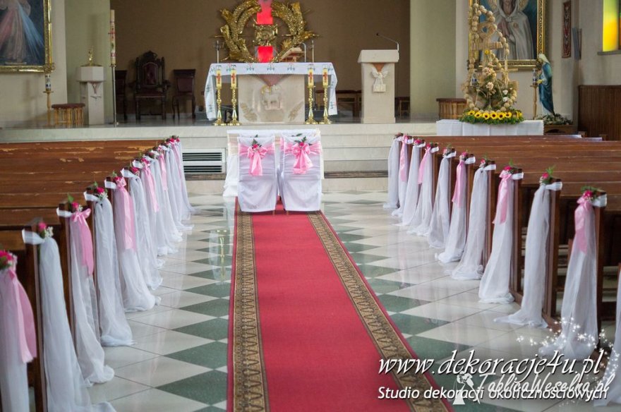 ﻿Wspaniałe i delikatne dekoracje kościoła na ślub